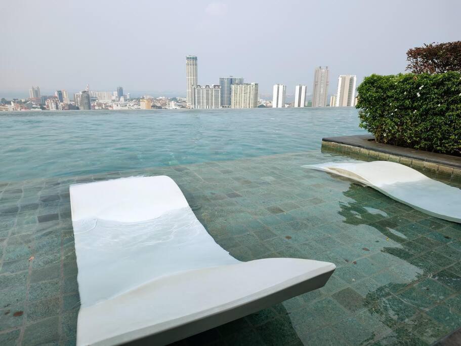 Infinity Pool 2Br Suite 7Pax @Beacon @Georgetown George Town Exterior foto