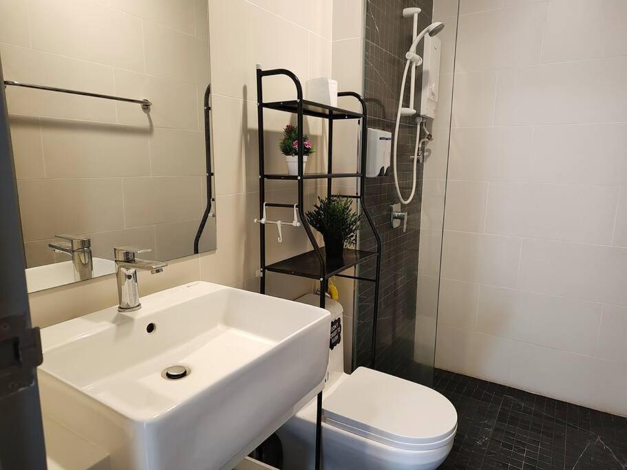 Infinity Pool 2Br Suite 7Pax @Beacon @Georgetown George Town Exterior foto